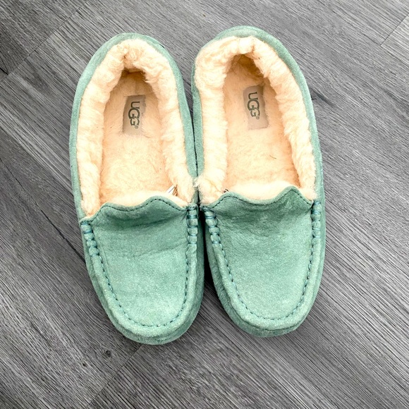 Ugg Slippers - Picture 1 of 3
